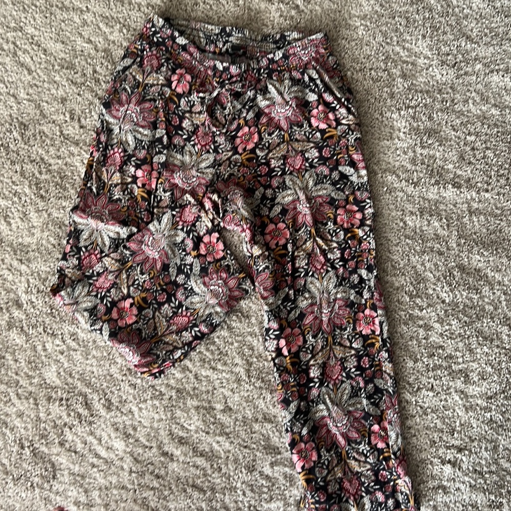 Loft Floral Pants, grey background - Picture 4 of 4